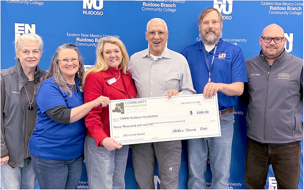 Photo of Sunny Hirshfeld, Rochelle Lentschke, Robin DeMott, Dr. Lynn Willard, Dr. Ryan Trosper and Leroy Smith with large check