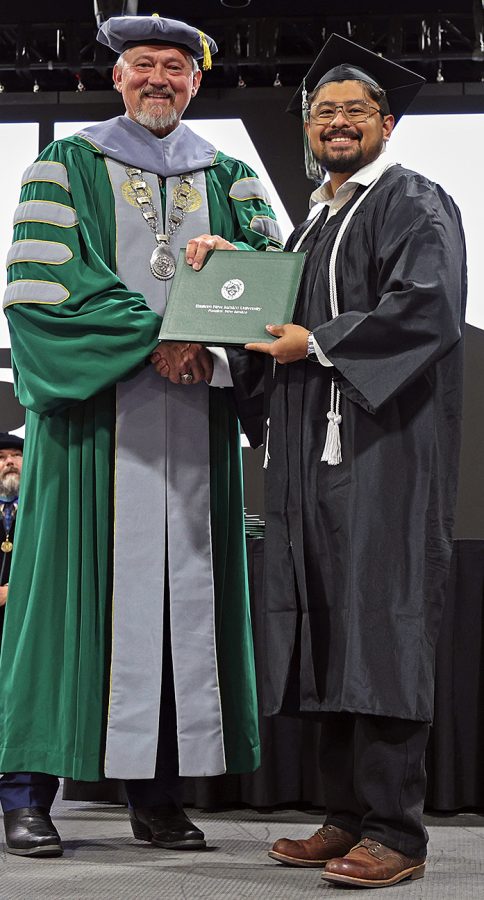 Portales Bachelors Grad02